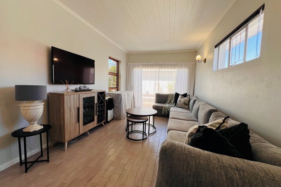 To Let 4 Bedroom Property for Rent in Goodwood Estate Western Cape